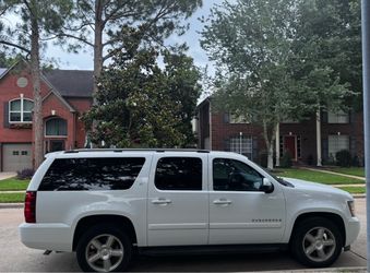 Chevrolet Suburban Full-Size SUV White