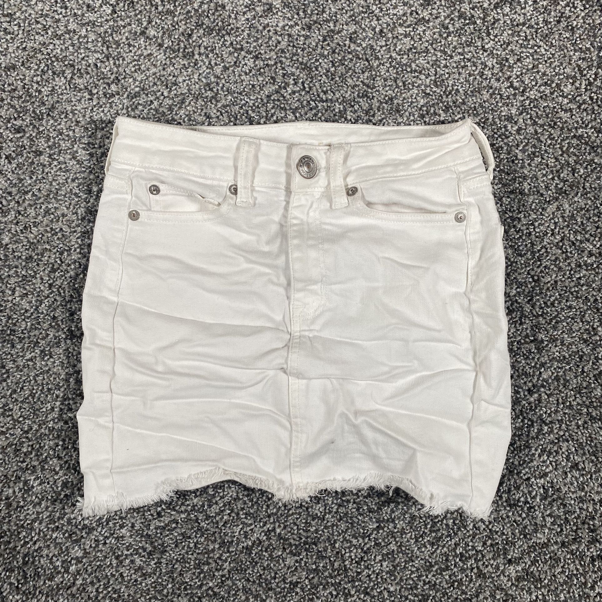 White American Eagle High rise mini skirt with frayed hem