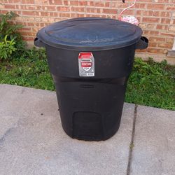 New Rubbermaid 32 Gal Round Trash 🗑 Can With  Lid