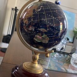 Beautifuk small spinning earth globe
