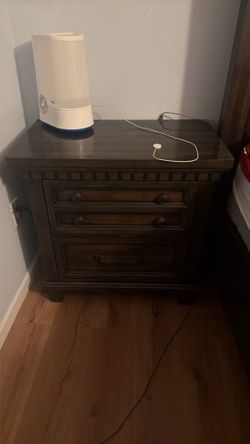 2 Nightsnads Plus A Dresser With Mirror Plus A Queen Bed