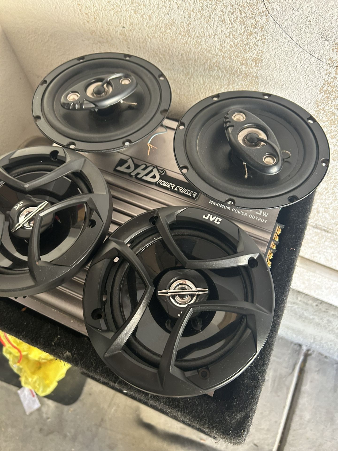 4 speakers and dhd bass amplifier, everything works well. 