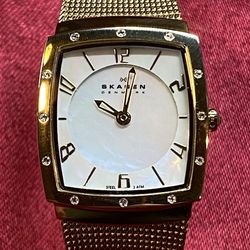 Beautiful New Condition Women's Skagen Signature Watch Bright Gold Tone Stainless Mesh Band Swarovski Crystals