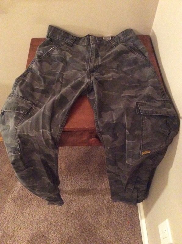 LEVI STRAUSS SIGNATURE AUTHENTICS SIZE 18 REGULAR CARGO JEANS