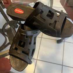 Woman’s Okabashi Black Sandal Size L