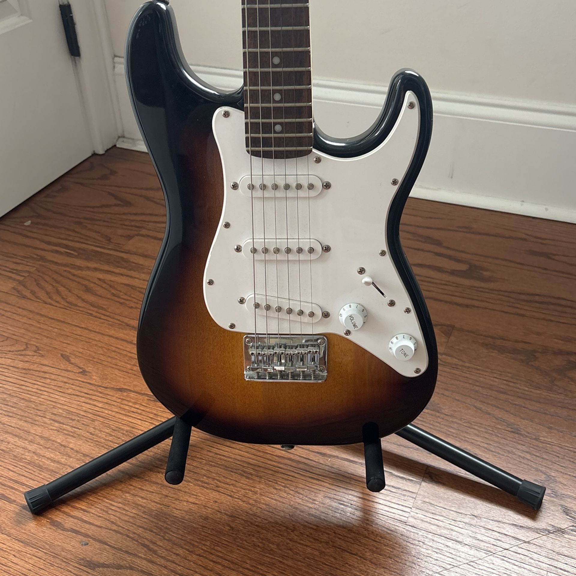 Squier by Fender Mini Stratocaster Electric Guitar Brown Sunburst