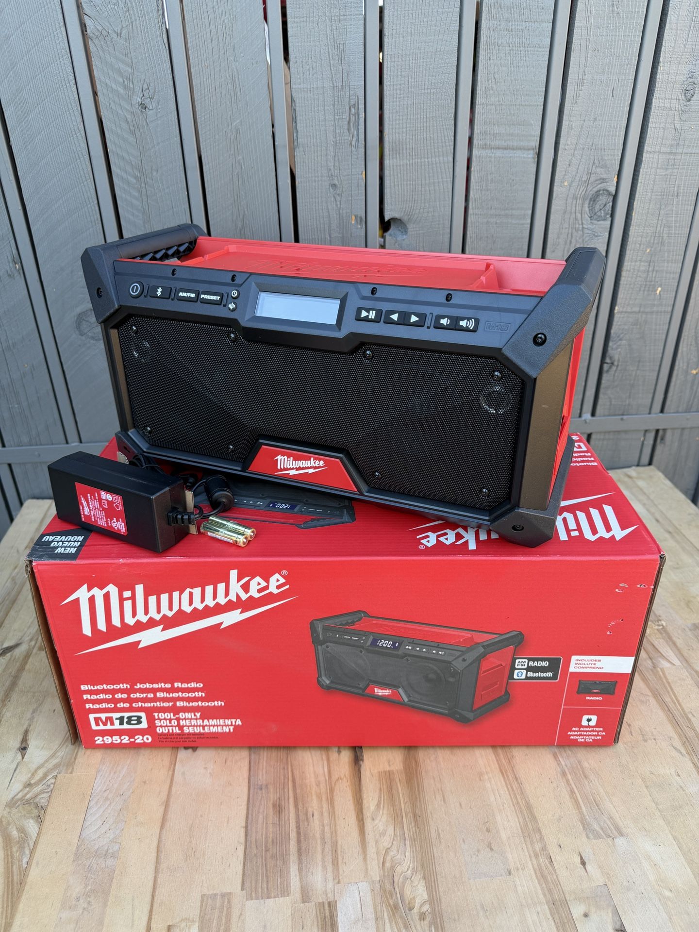 Milwaukee M18 18V Lithium-lon Cordless Jobsite Radio (Bluetooth and Radio Compatible)