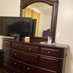 5PC Queen bedroom set - WOOD