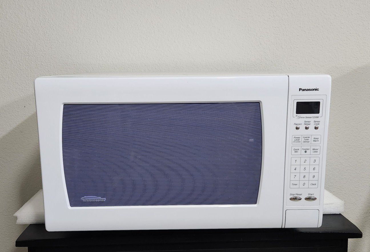 Panasonic Genius Sensor 1.6 Cu. Ft. 1250W Countertop Microwave Oven