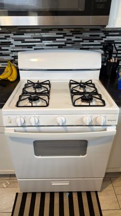 4 months old Hotpoint Gas stove (white)