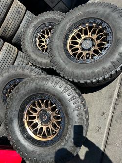 Vendo set de rines nuevos 17x9 de ancho de 6-135 lugs con llantas 315/70/R17 Goodyear por $930