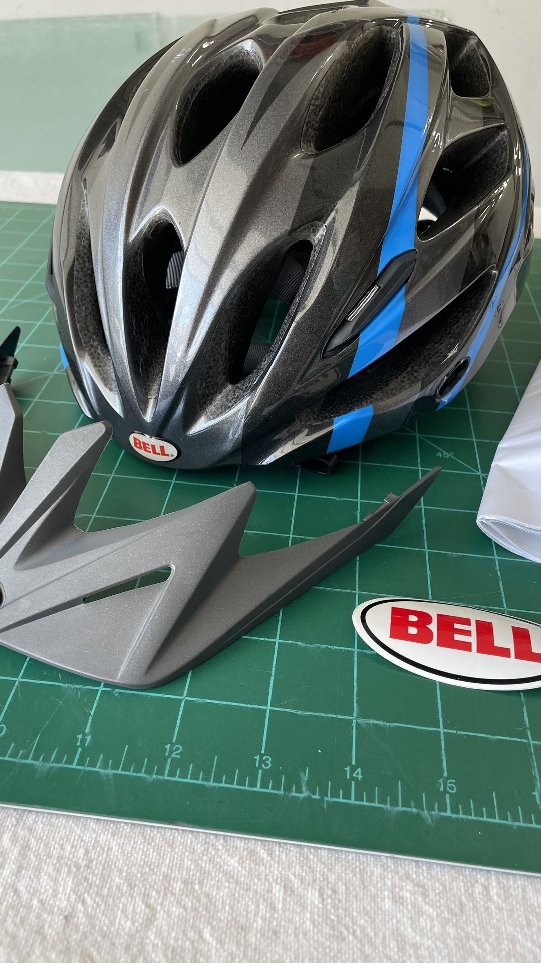 bern bike helmets amazon Brentwood 2.0 - Casco de bicicleta, color verde azulado mate con visera Size:Medium/Small comfortable chin straps travel Charles Lecleric Ferrari Helmet