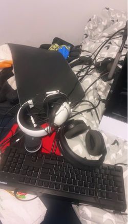 Pc gaming head set keyboard mouse monitor mic web cam