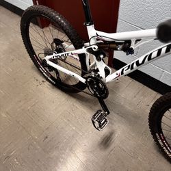 2016 Barely Used Amazing Condition mountain Euro Mountain Bike Pivot Mach 5.7