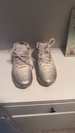 Football Cleats Under Armer Size 4