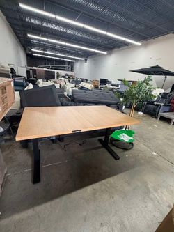 Adjustable office desk