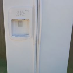 BRING & HOOK UP 2️⃣5️⃣ BUCKS!  MAYTAG SIDE-BY-SIDE REFRIGERATOR WORKS PERFECTLY