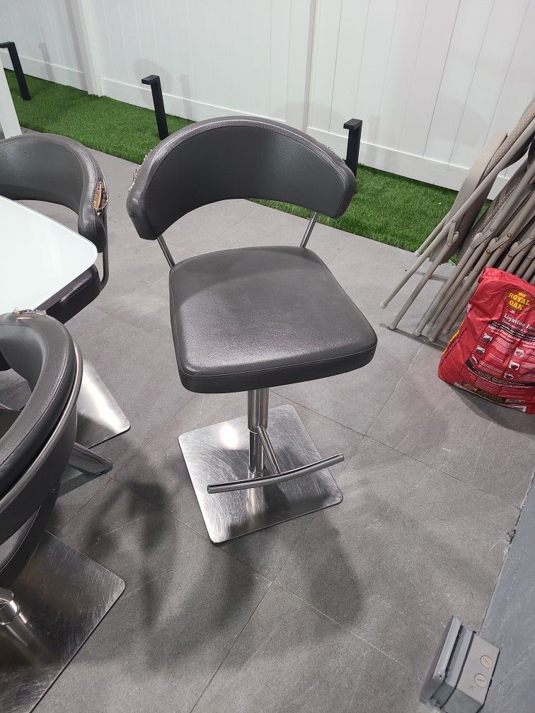 Set of 6 bar Stools has good bones. Good For Reapolstry
