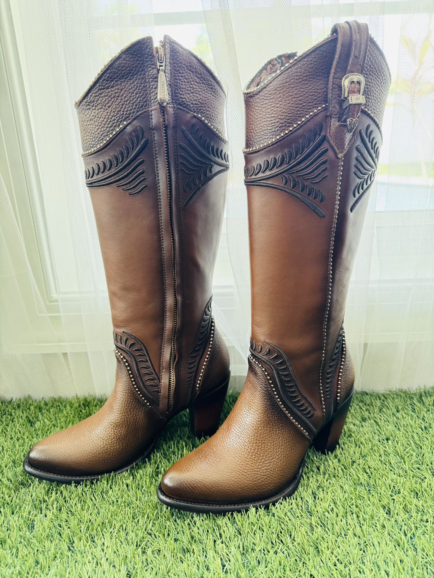 HONEY EMBROIDERED KNEE-HIGH BOOT CUADRA