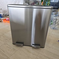 16 Gallon Dual Trash Can