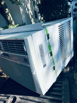 Frigidaire Window AC Unit FPRE12L3S1 BTU 10,000 The air is super cold 🥶