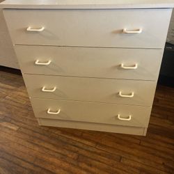 Dresser With 4 Drawers $70