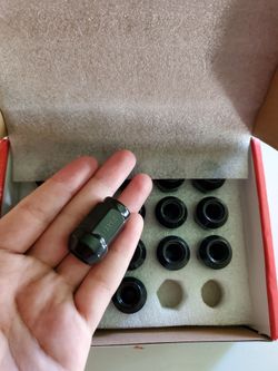 Gloss black lug nuts