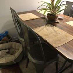 KITCHEN TABLE and 4 Metal Chairs