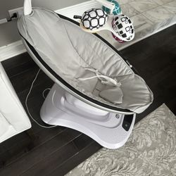 4moms Mamaroo swing (like New) 