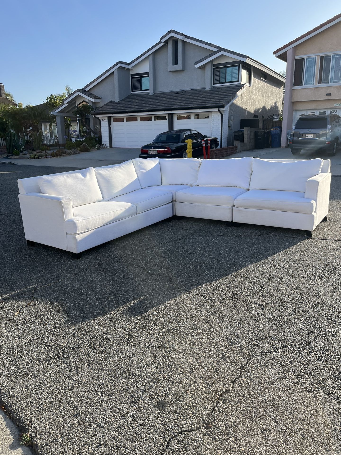White 4 Pc Sectional Couch( Free Delivery 🚚)