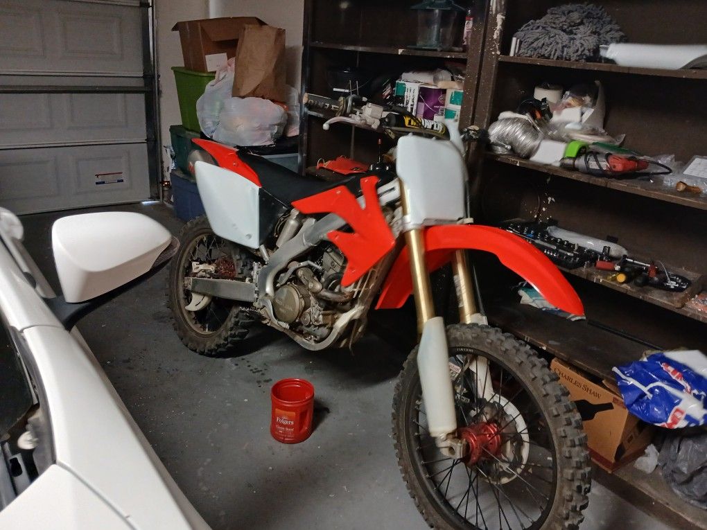 Honda c. RF250.