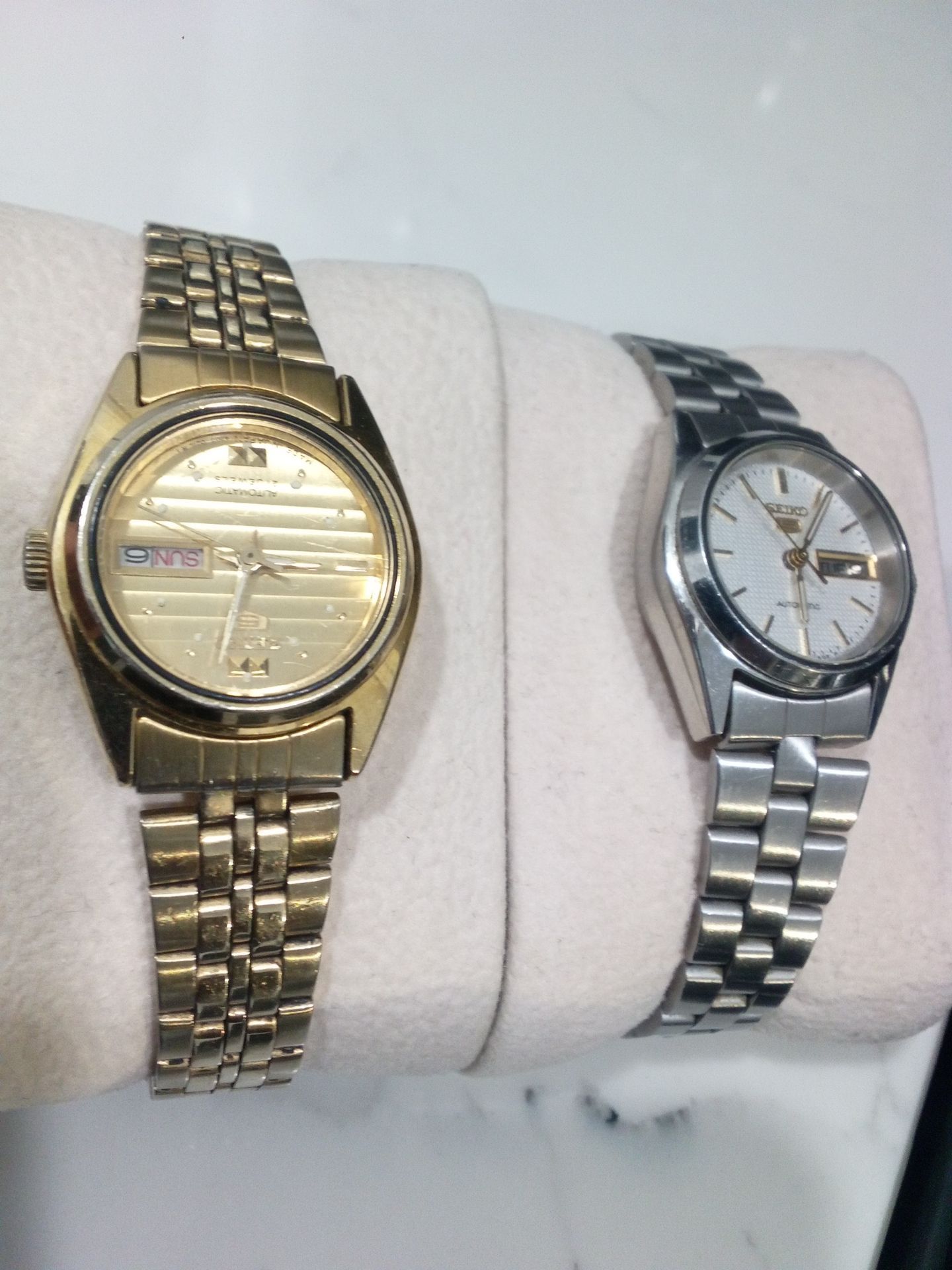 Woman's Seiko 5 automatic self winding day date ๐