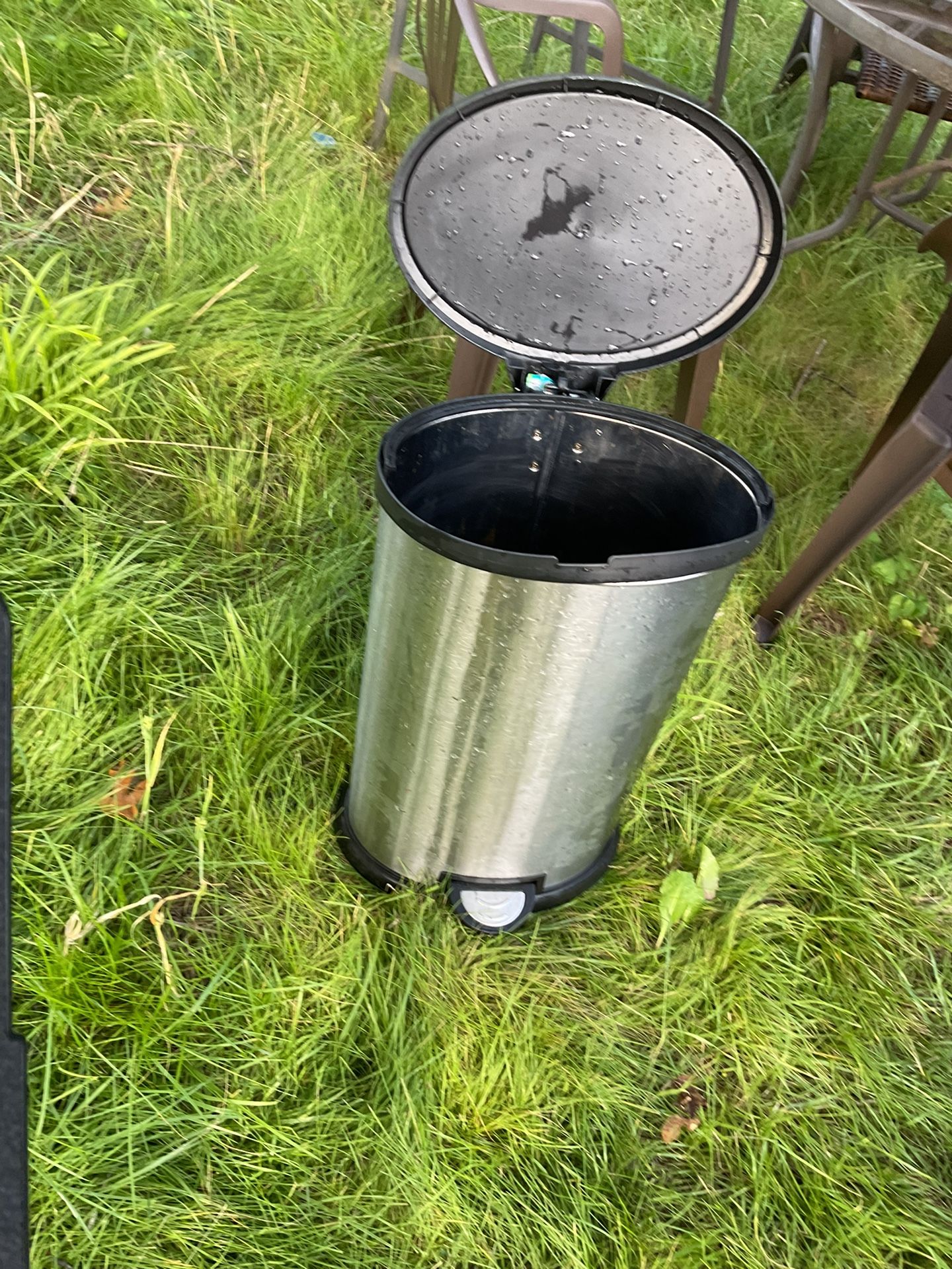A Small Kitchen Silver Trash Can, In Good Conditions (NO SHIPPING)