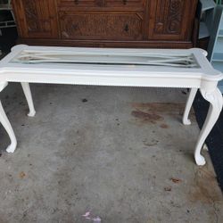 ANTIQUE WHITE SOFA TABLE WITH GLASS TOP.