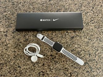 Like New Apple Watch Series 7 (GPS, 45mm) w/ box & extra band - No scratches, very clean. Works great- Battery Health: 96%
