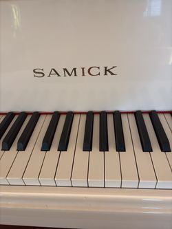 Samick White Piano  elegant   Like new