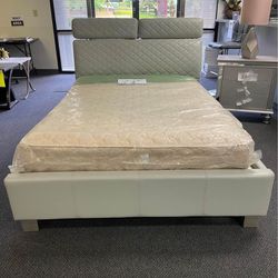 END OF YEAR SPECIAL! PLATFORM BED WITH ADJUSTABLE HEADREST AND BUILT IN USB CHARGER: 🚚 INCLUDED!