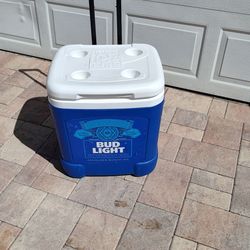 Igloo Ice Cube Cooler on Wheels