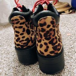 Sketchers Bootie Sz 9  Womans