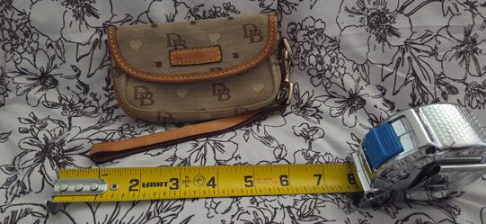 Dooney &Bourke clutch