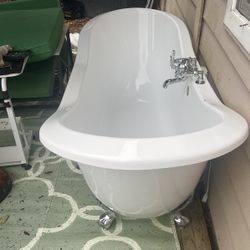 Chevington 72x31 Claw Foot Soaking Acrylic Bathtub 