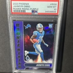 2023 Panini Phoenix - Rookie Rising Jahmyr Gibbs #RIS-8 Purple /125 (RC) PSA 10