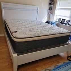 NEW Queen-Size PILLOW TOP MATTRESS and BOX SPRING. Bed frame not included 👍