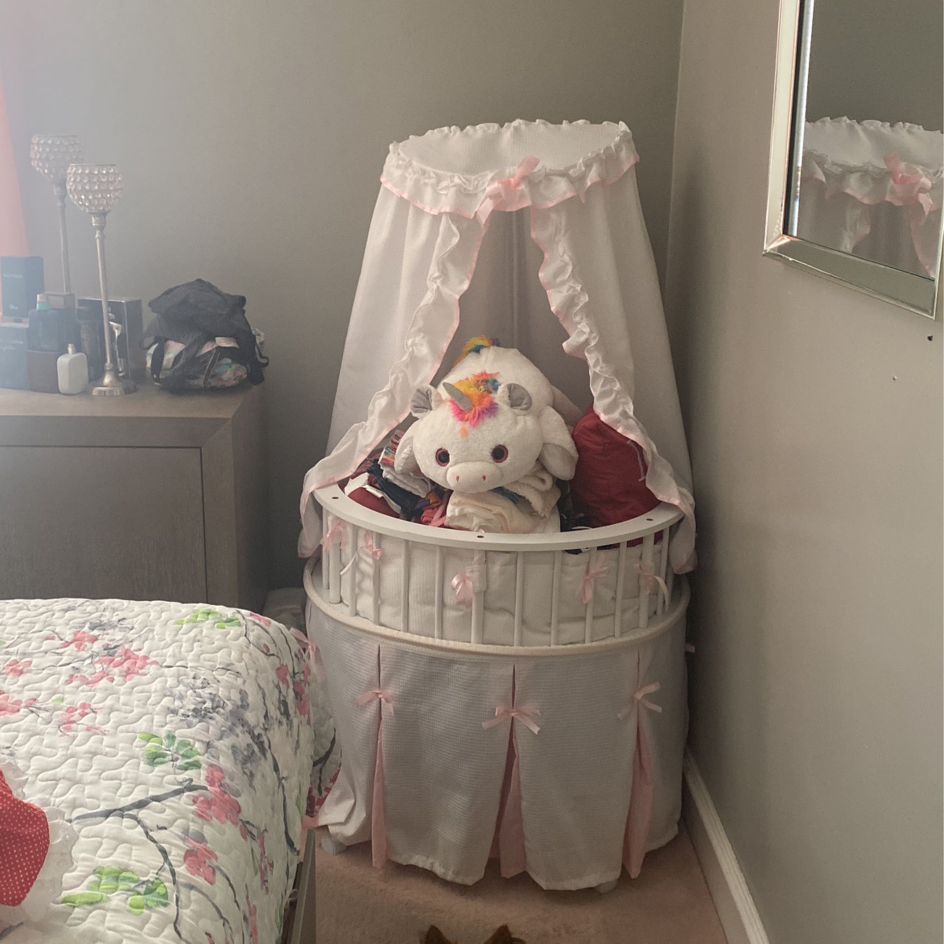 Baby Girl Round Crib 