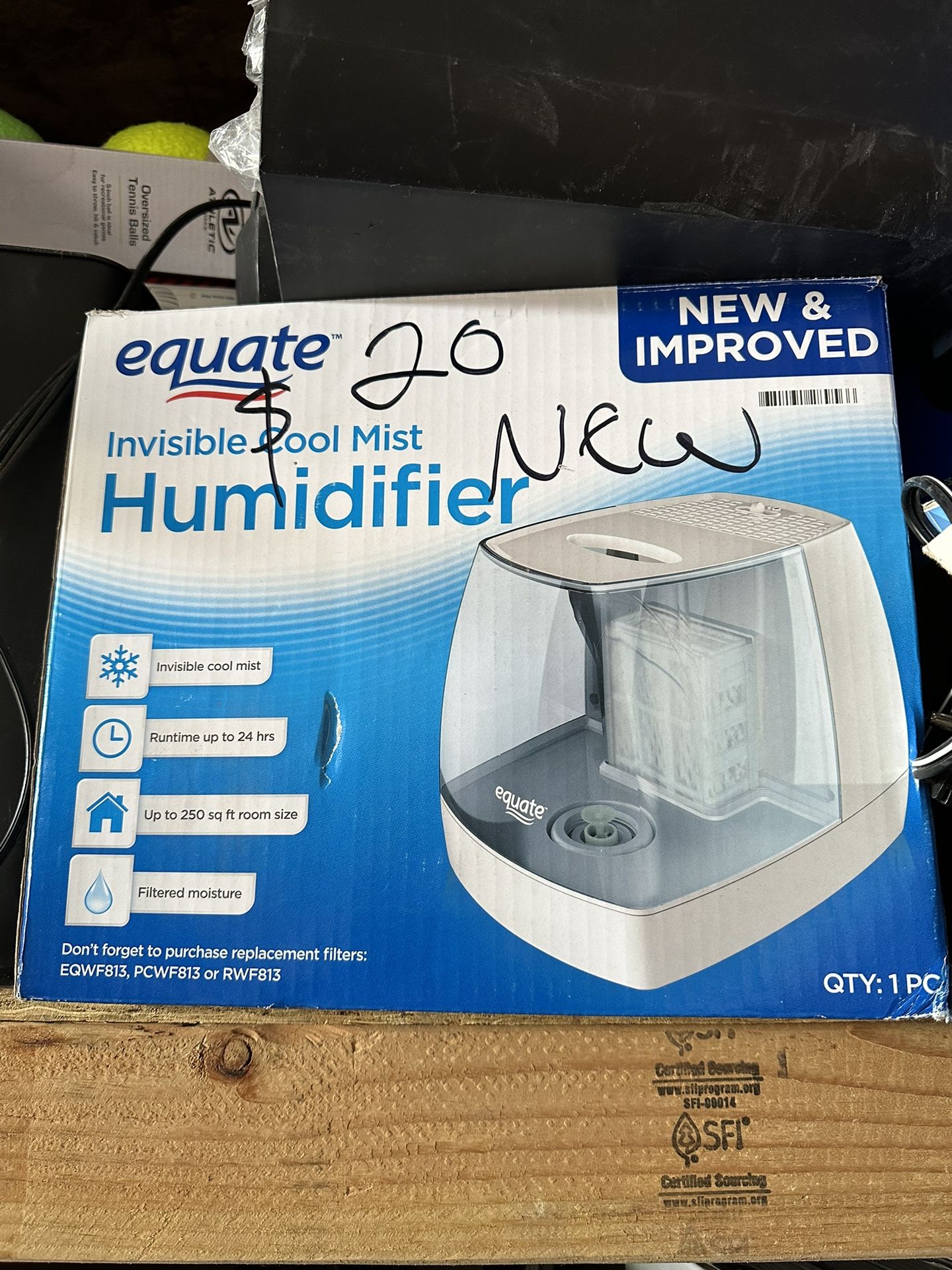 New Equate 1.1 Gallon 250 sq ft Invisible Cool Mist Humidifier, White & Blue $20 Firm