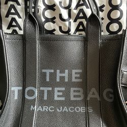Marc Jacobs :Authentic  Black Leather Medium Tote 