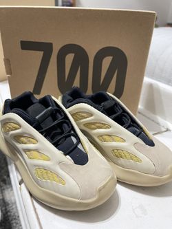 Yeezy 700 V3 Size 9.5K