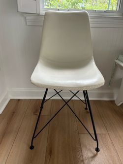 Elegant Modern Dining Chair – Italian-Inspired Design