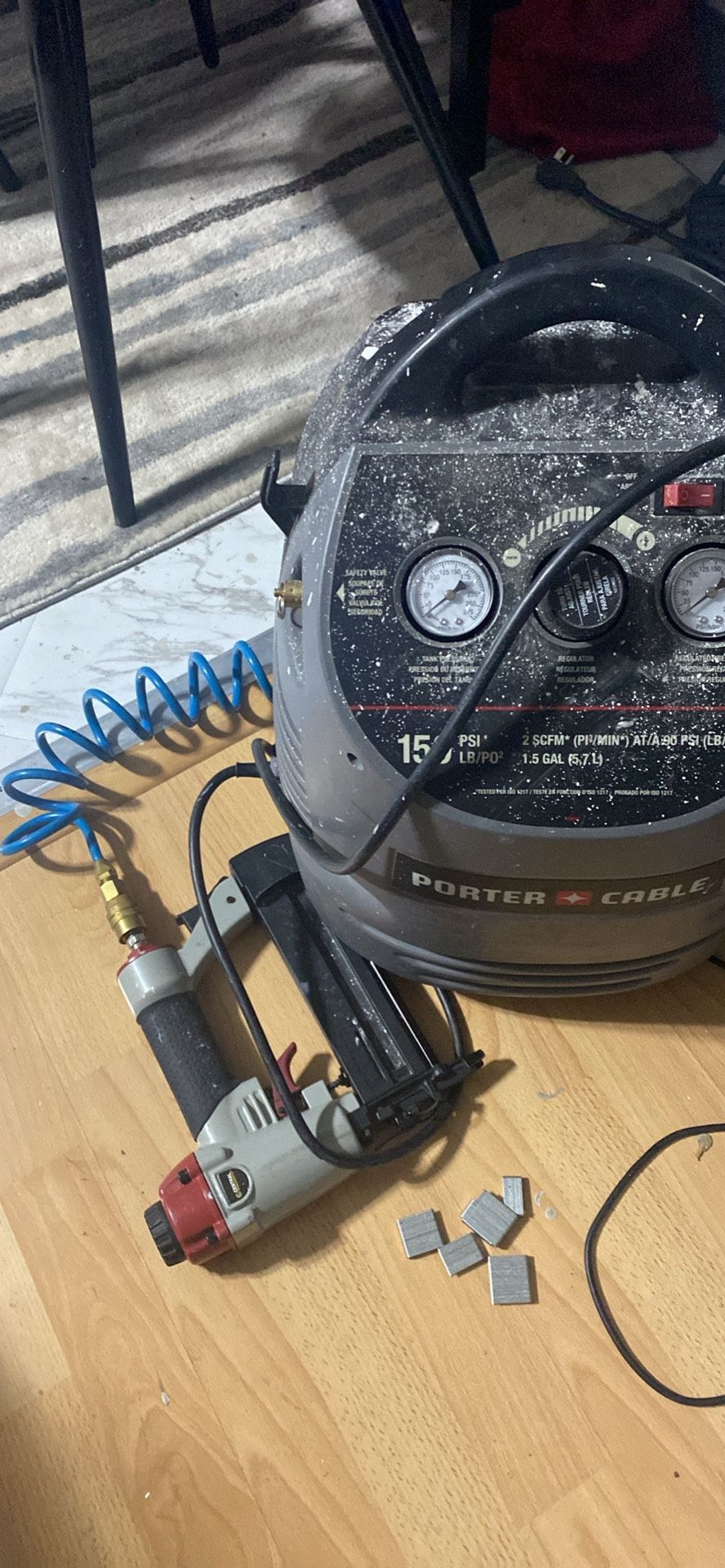 Staple gun with staples and pneumatic
