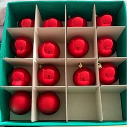 18ct Red Ornament Set